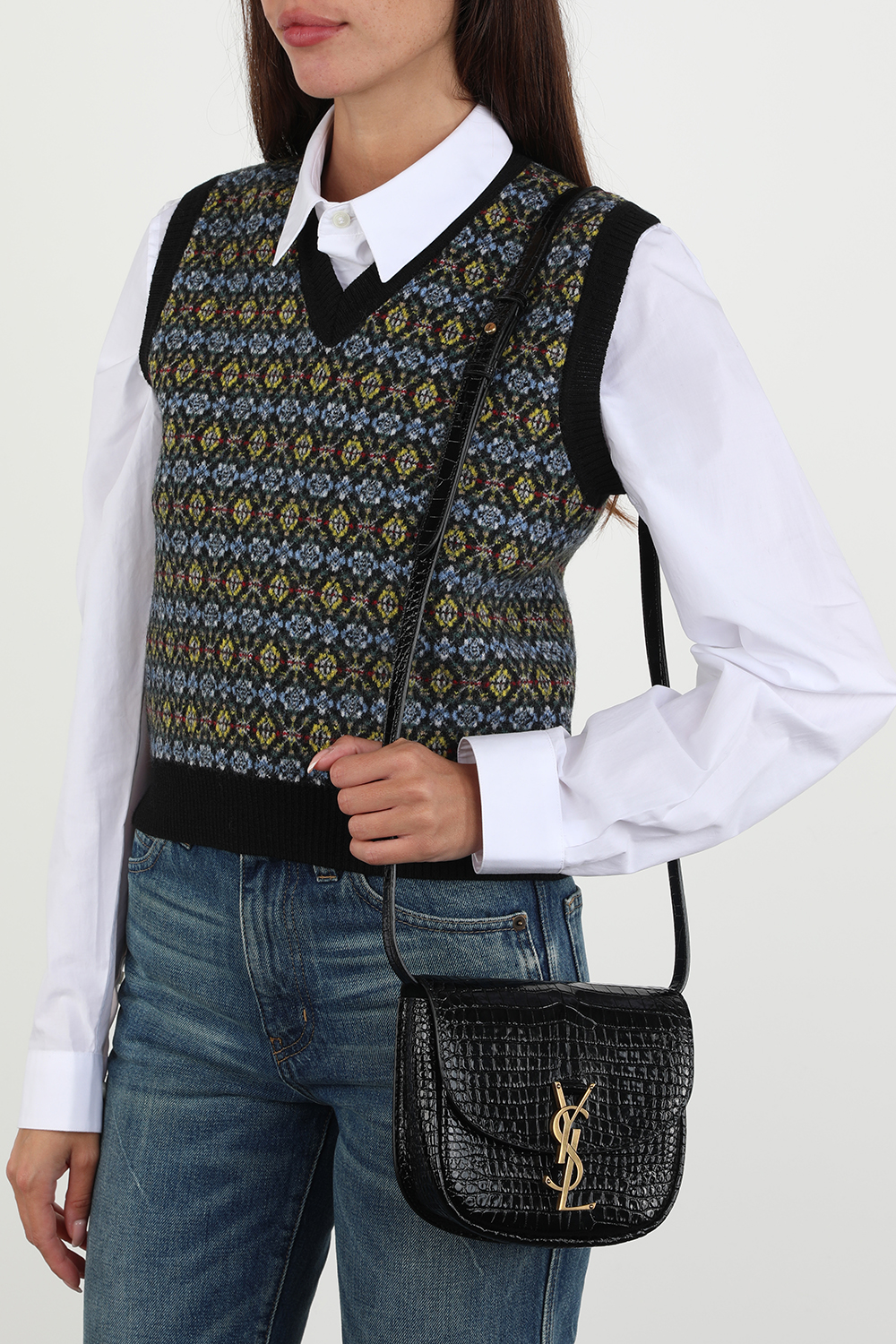 תמונת כל הלוק של תיק קאיה מעור בגימור קרקו בצבע שחור